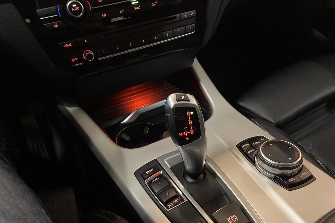 BMW X3 Caméra arrière, régulateur de vitesse, Sièges en cuir avec mémoire,cook