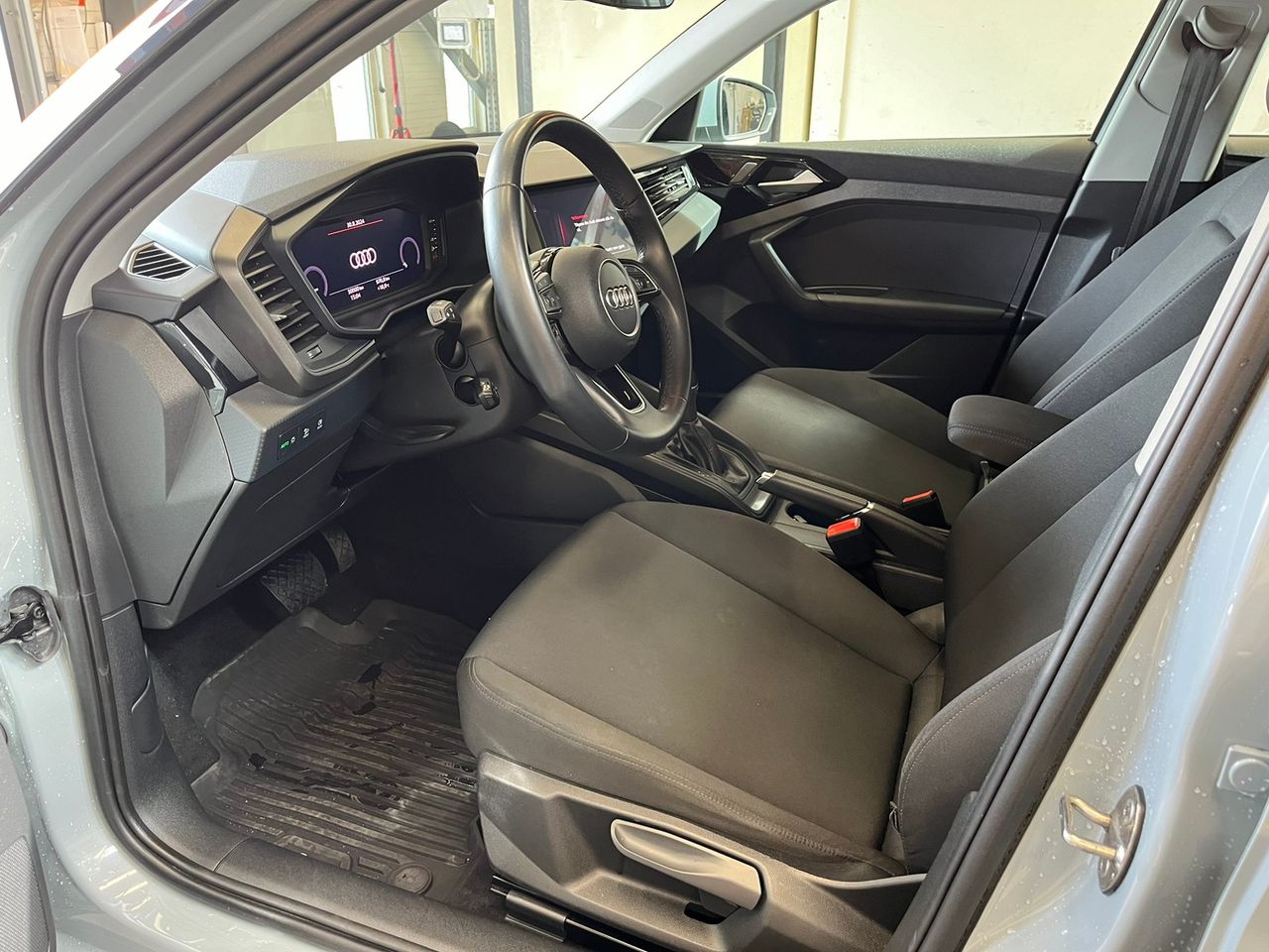 A1 30 TFSI, mi-bras, chaleur miroir, capteur inverse