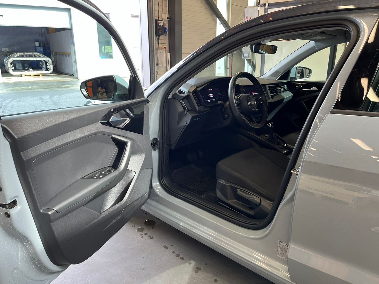 A1 30 TFSI, mi-bras, chaleur miroir, capteur inverse