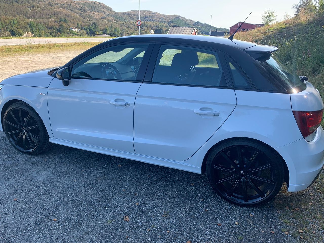 Belle Audi A1 avec la bonne combinaison de couleurs et S-Line!